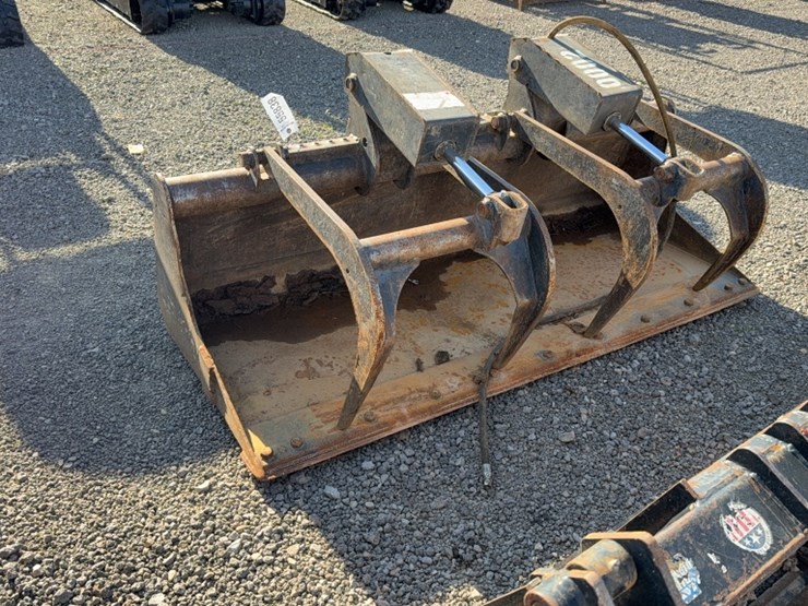 #2065-•-bobcat-72"-skid-steer-2-cylinder-grapple-bucket-image-1