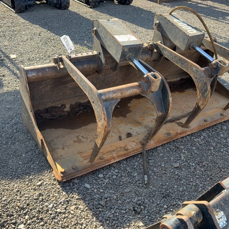 #2065 • BOBCAT 72" SKID STEER 2-CYLINDER GRAPPLE BUCKET