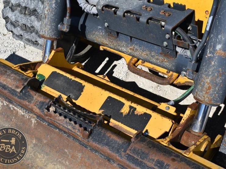 2020-deere-333g-image-18