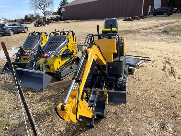 #900-•-landhonor-mini-excavator-image-2