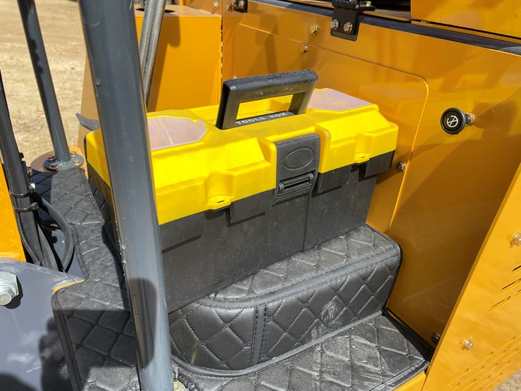 #901-•-new-land-hero-me18-mini-excavator-image-13