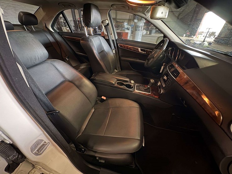 2013-mercedes-benz-c250-4-door-sedan-(123,035-miles)-image-21
