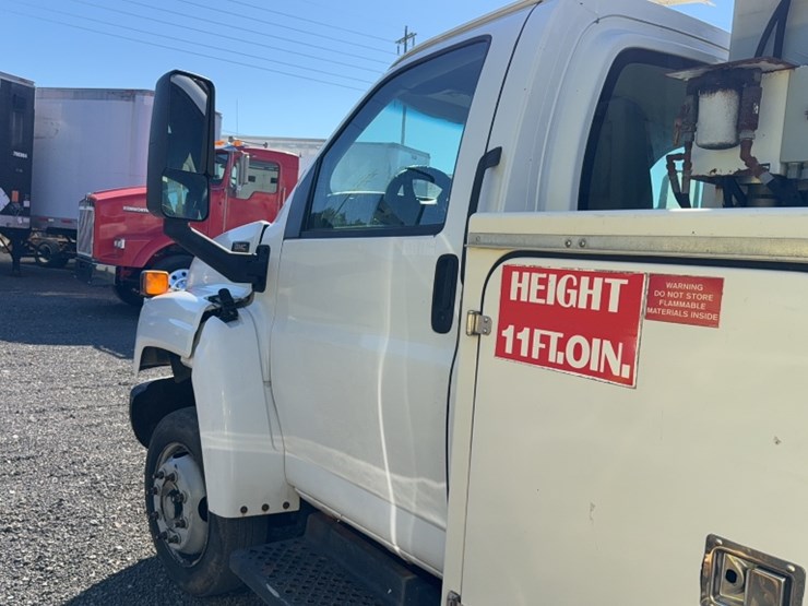 2004-gmc-5500-image-14