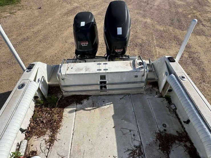 robalo-2240-walkaround-yacht-boat-with-cabin-image-23