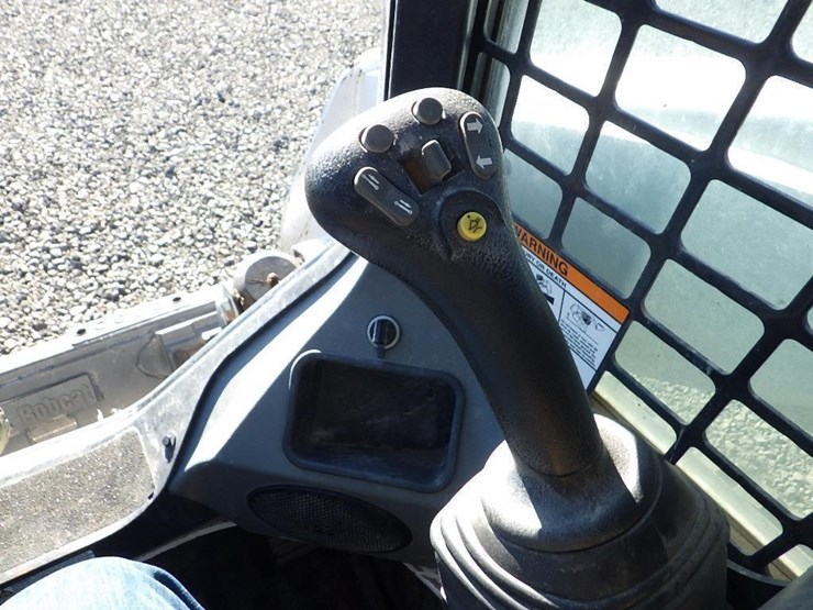 2021-bobcat-t740-image-33