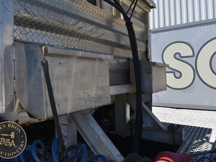 1999-volvo-vnl64t300-image-22