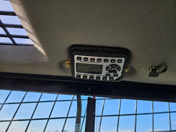 new-holland-l218-image-30