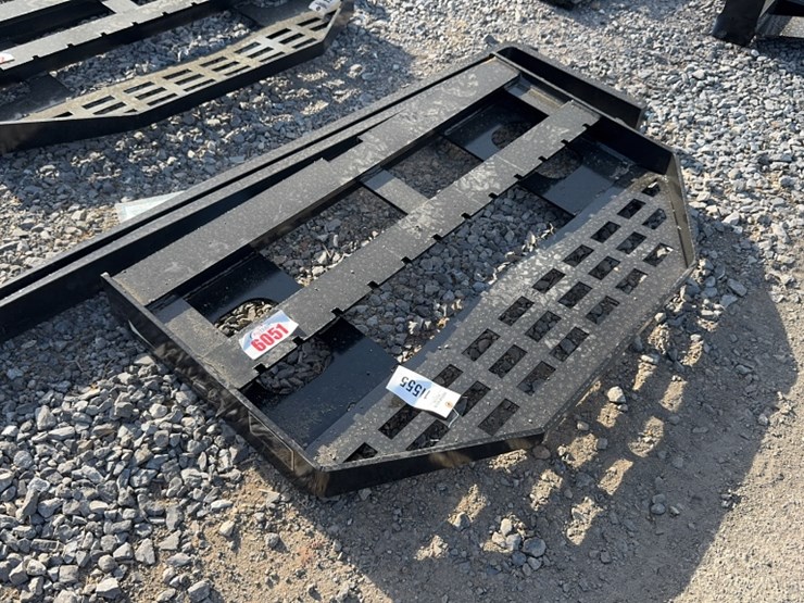 #6051-•-future-48"-skid-steer-pallet-forks-image-1