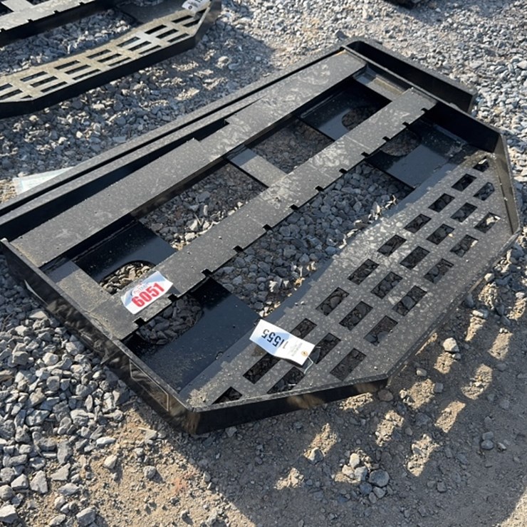 #6051 • FUTURE 48" SKID STEER PALLET FORKS