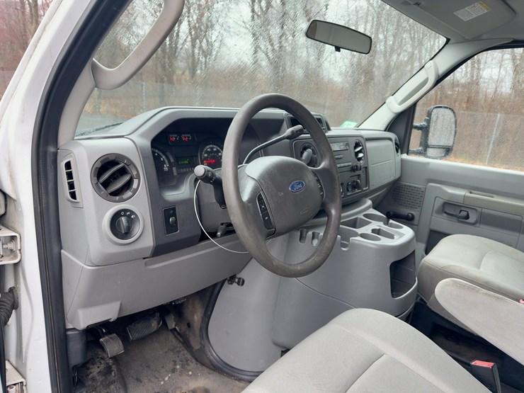 2011-ford-e350-image-18