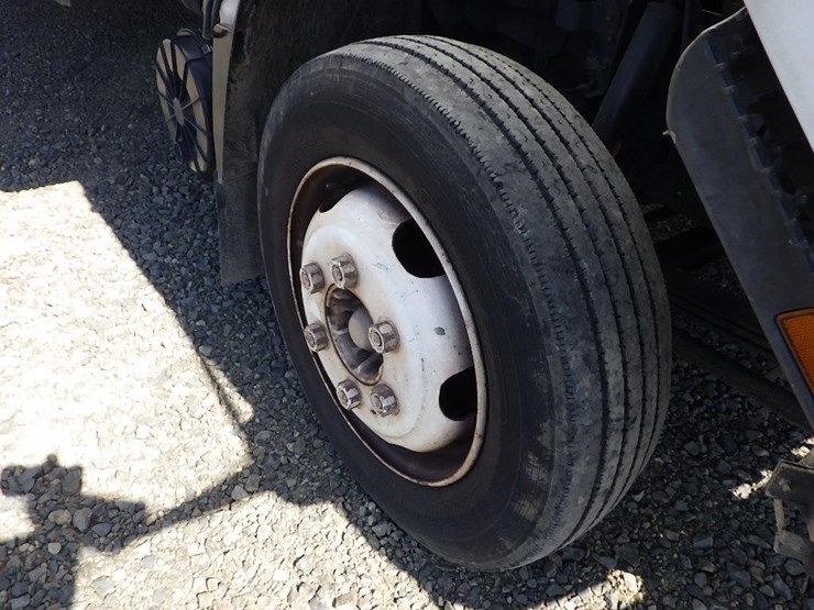 2010-isuzu-npr-image-15