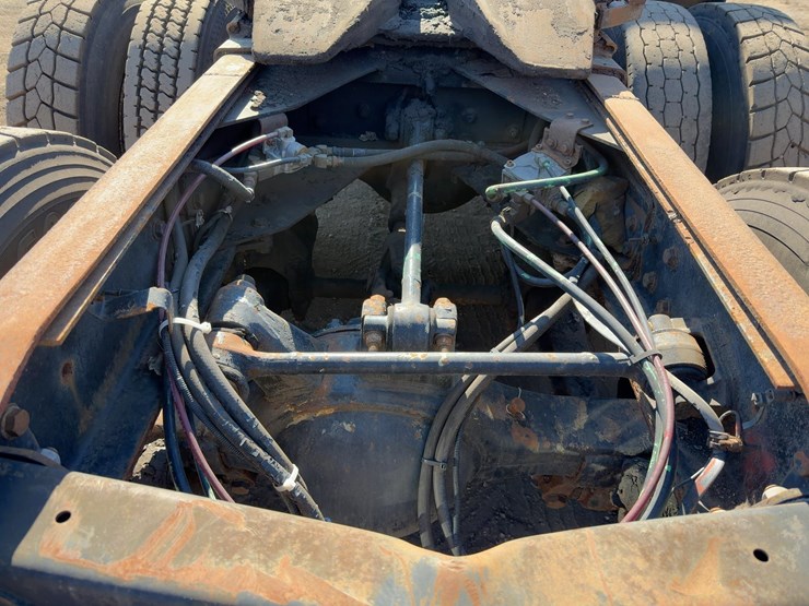 1999-freightliner-fl112-image-16