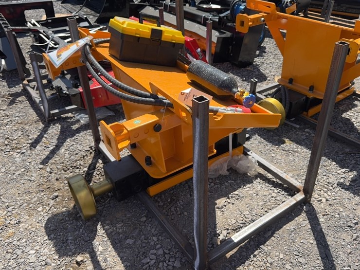 #6087-•-future-skid-steer-hyd-post-driver-image-2