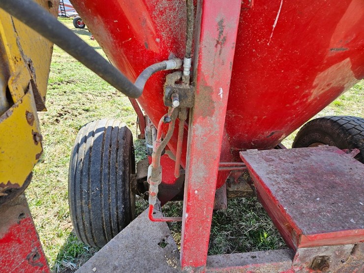 new-holland-355-image-34