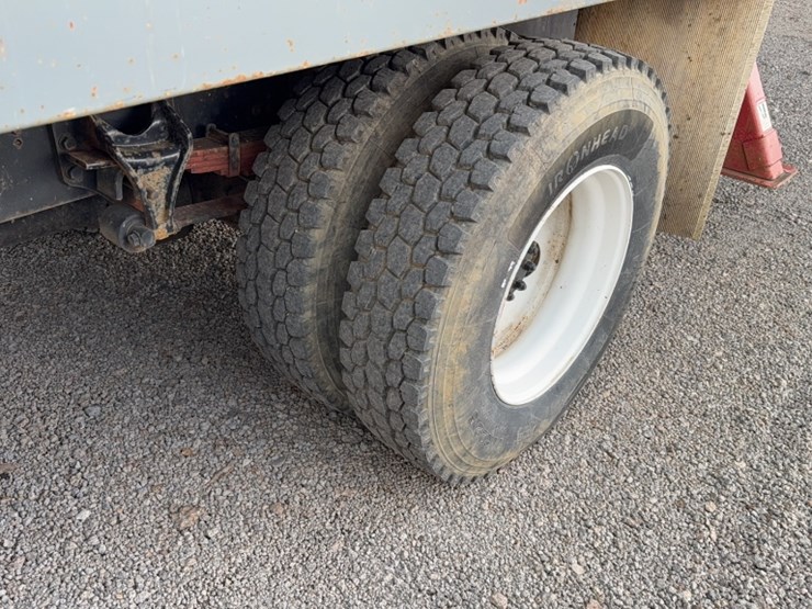 2006-ford-750-image-13