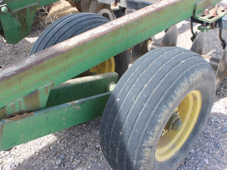 john-deere-235-image-16