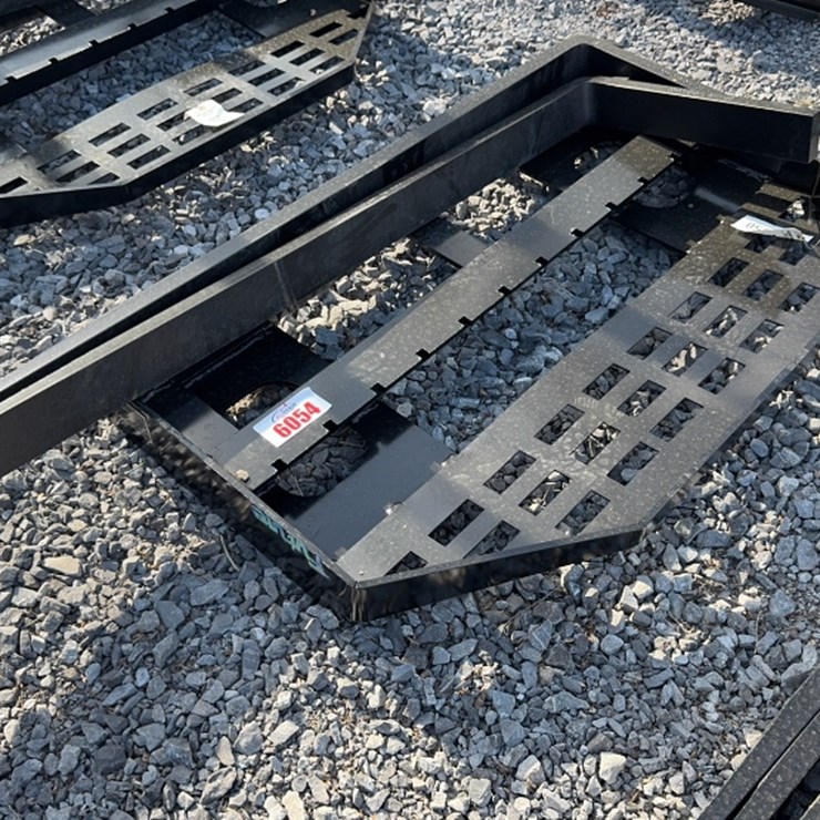 #6054 • FUTURE 48" SKID STEER PALLET FORKS