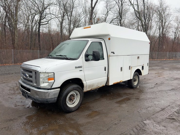 2011-ford-e350-image-1