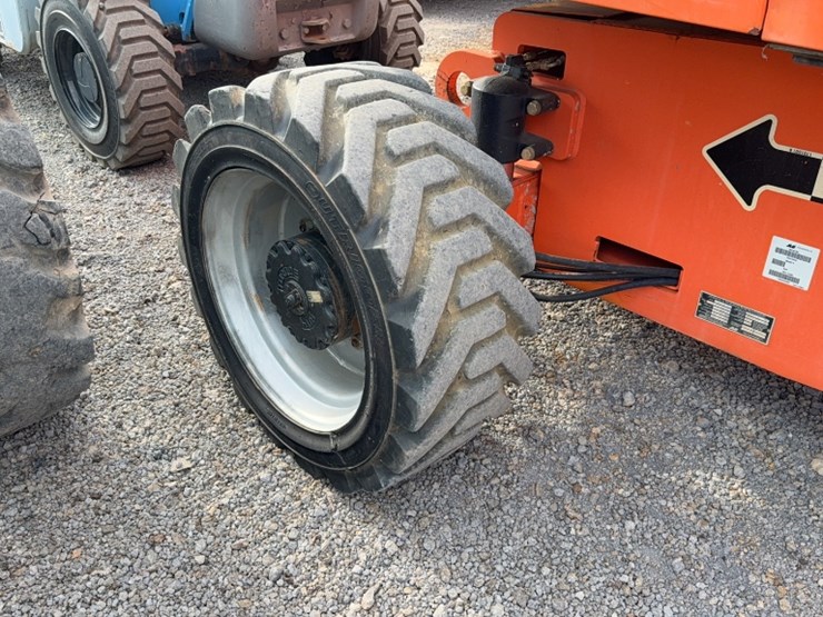 2014-jlg-800s-image-8