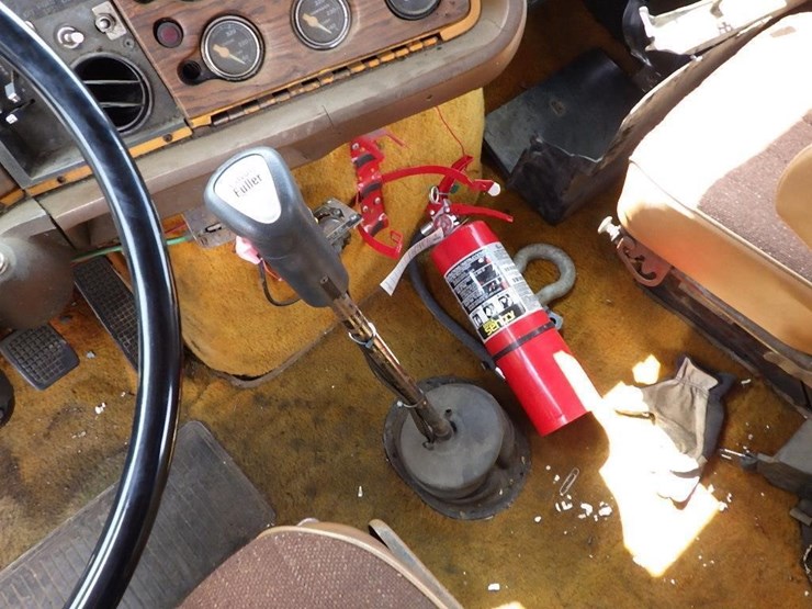 1984-ford-9000-image-34