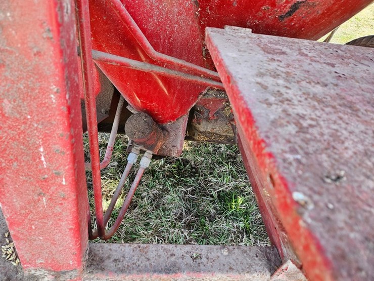 new-holland-355-image-38