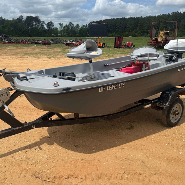 BassTender 11.3 Mini Bass Boat