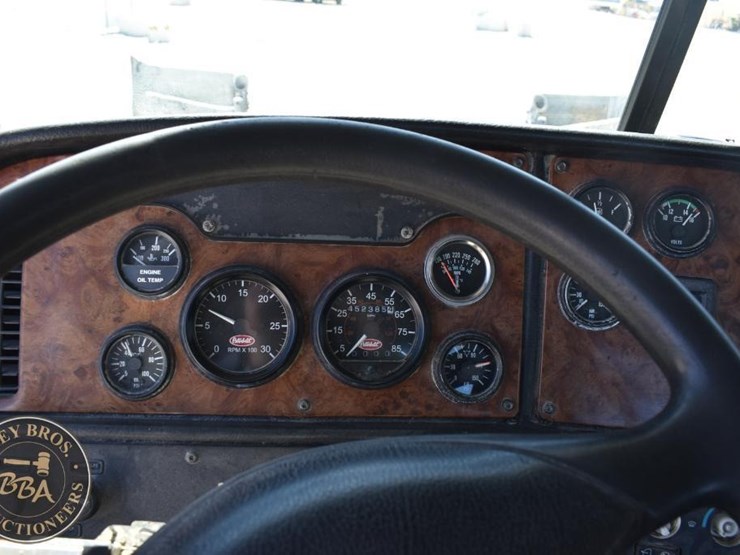 2002-peterbilt-385-image-44