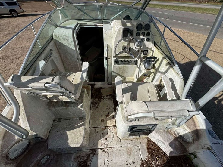 robalo-2240-walkaround-yacht-boat-with-cabin-image-15