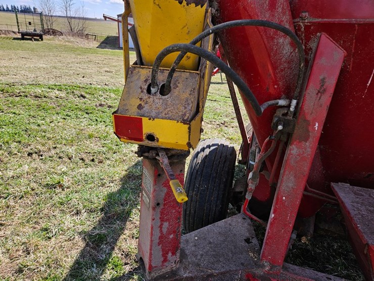 new-holland-355-image-33