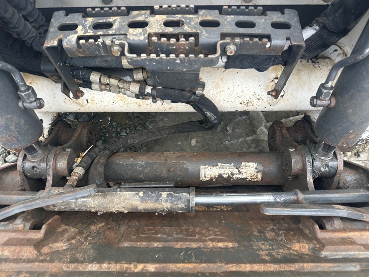 2022-bobcat-t770-image-24