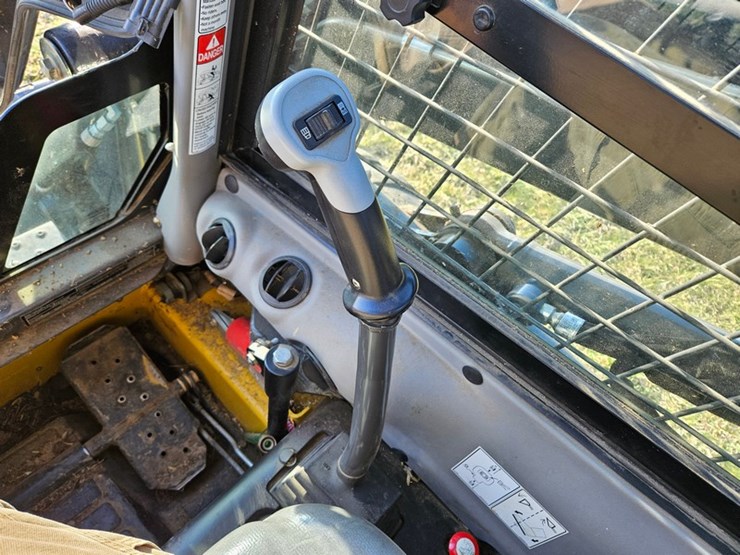 new-holland-l218-image-21