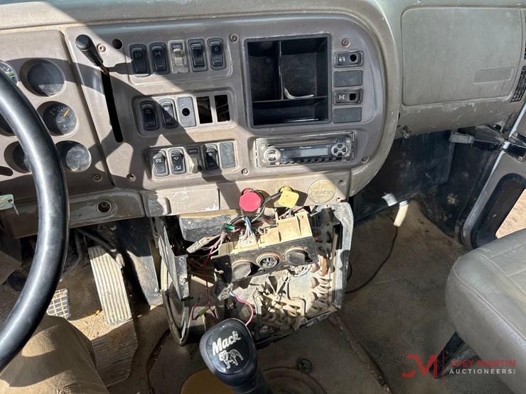 2001-mack-ch613-image-33