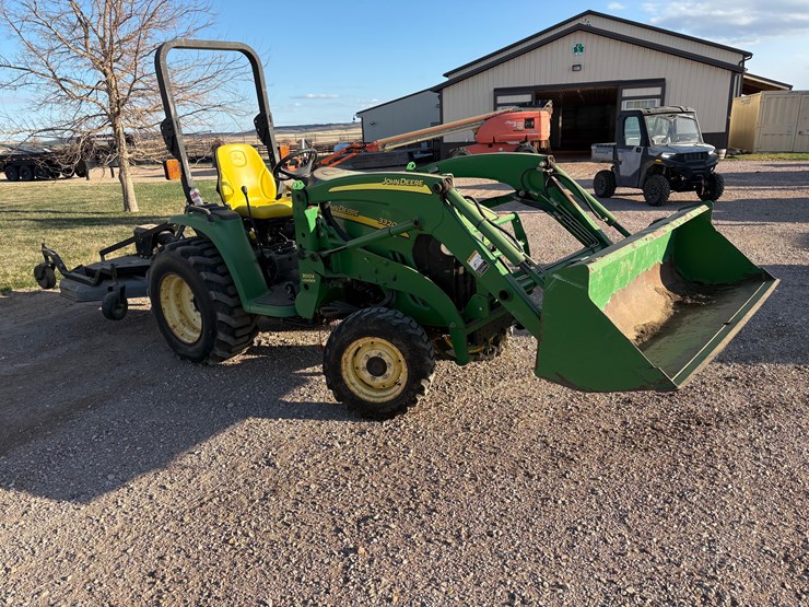 john-deere-3320-image-2