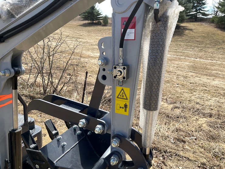 #902-•-new-land-hero-rt15r-mini-excavator-image-30