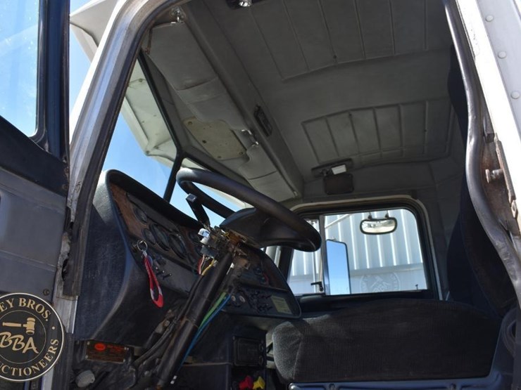 2002-peterbilt-385-image-41