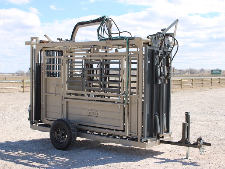 #1085-•-new-circle-t-portable-hydraulic-squeeze-chute-image-7