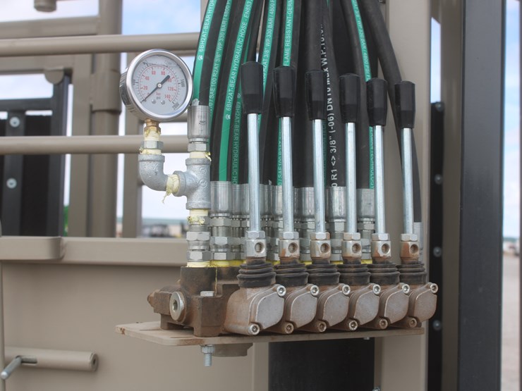 #1083-•-new-circle-t-portable-complete-cattle-processing-system-image-71