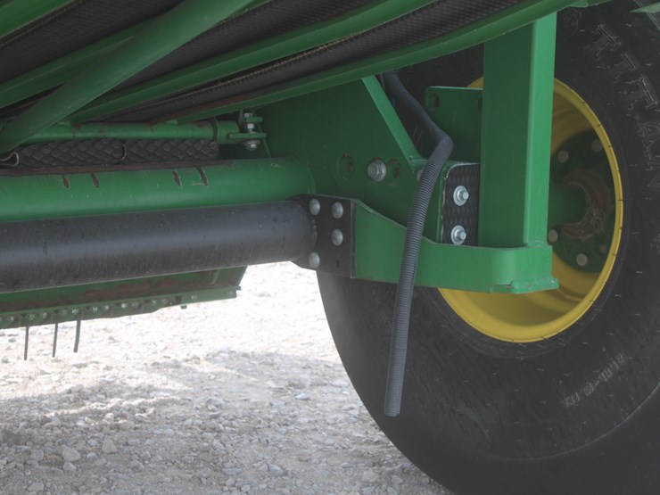 john-deere-560m-image-25