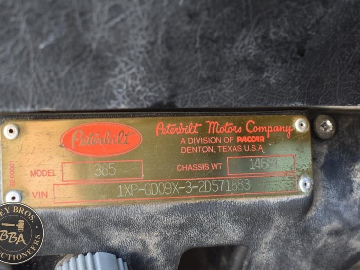 2002-peterbilt-385-image-37