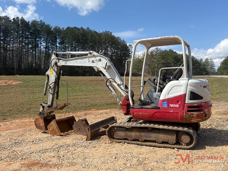 2017-takeuchi-tb240-image-2