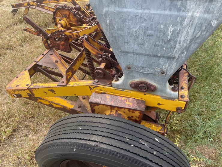 #4057-•-minneapolis-moline-grain-drill-image-12