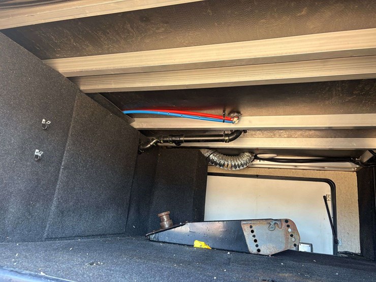 2016-forest-river-sabre-5th-wheel-travel-trailer-image-30