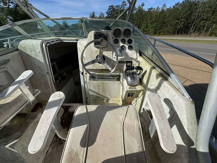 robalo-2240-walkaround-yacht-boat-with-cabin-image-14