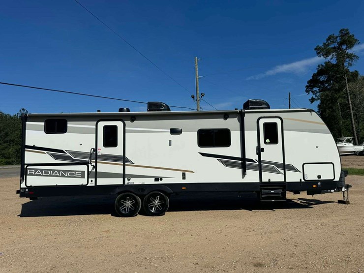 2021-radiance-28bh-bumper-pull-camper---bunks-image-14