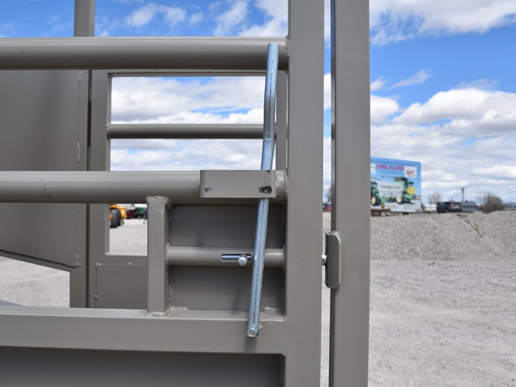 #1084-•-new-circle-t-portable-loading-chute-with-catwalk-image-22