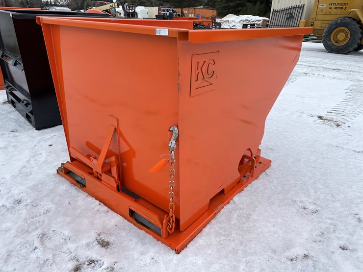 #2000-•-2-yard-self-dumping-hopper-image-4