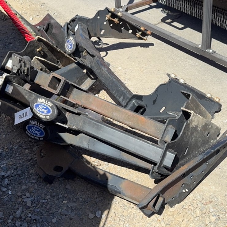 #6033 • QTY(5) FORD TRAILER HITCH