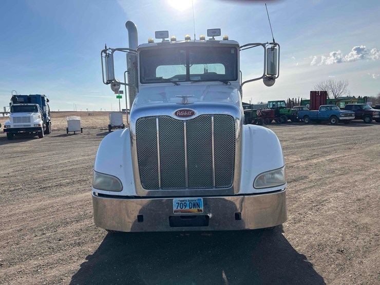 2008-peterbilt-384-image-3