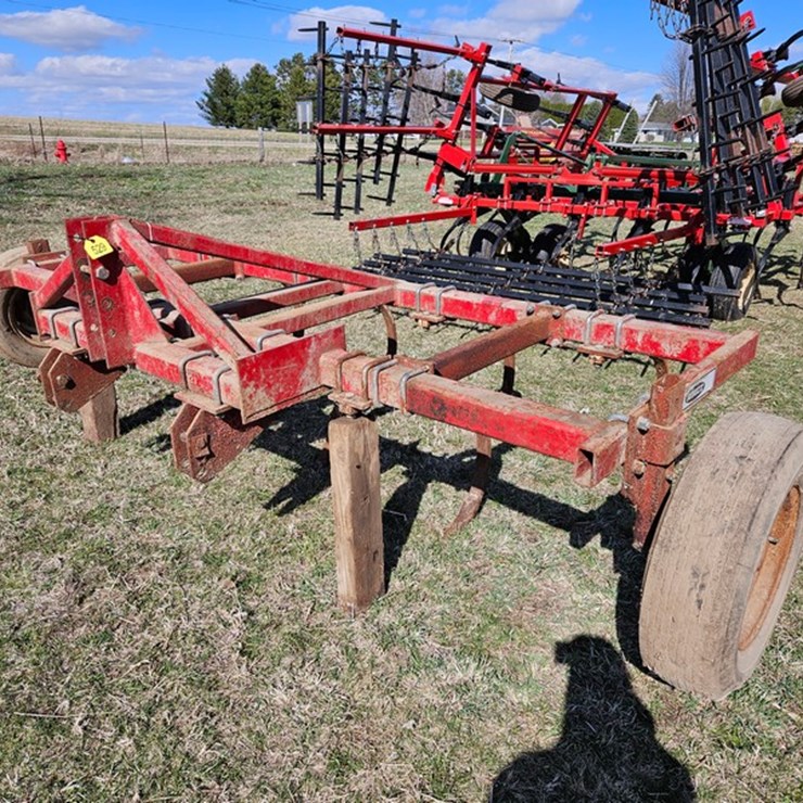 #529 • Schultz 7 Shank 3pt Chisel Plow