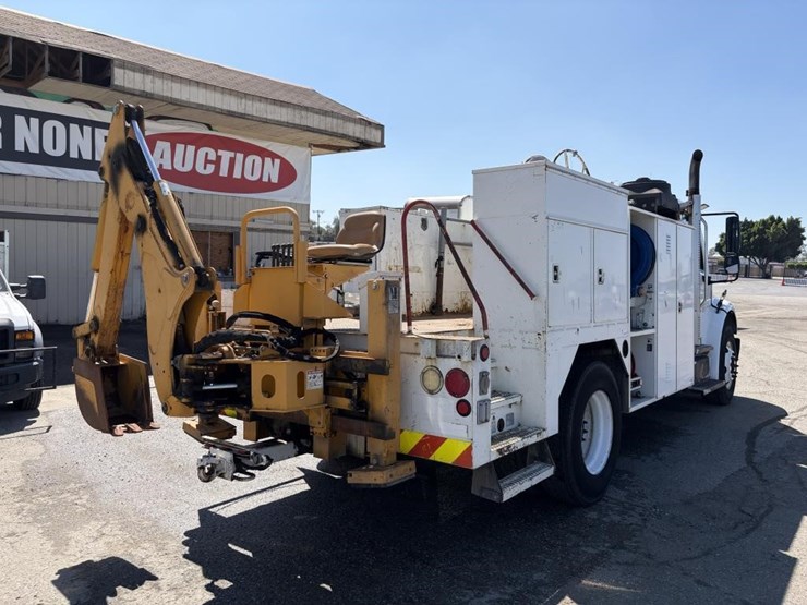 2012-freightliner-m2-106-image-3